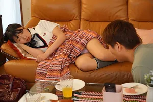 Chàng trai trộm nhìn quần lót em ghệ bạn gái đang ngủ thì bị phát hiện