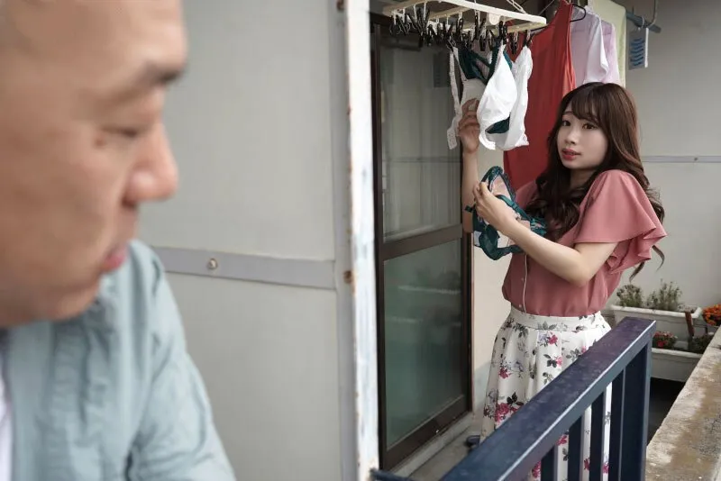 Gã cạnh nhà chuyên soi mói và cặp Cô vợ Ông chồng thường xuyên rên la quá to