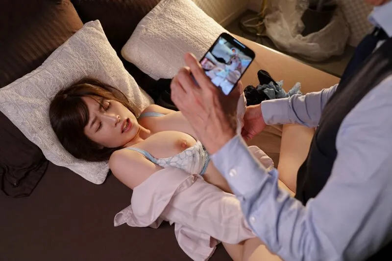 Cấp trên chuốc thuốc em thư ký bắt xxx cả đêm khi đi công chuyện xa
